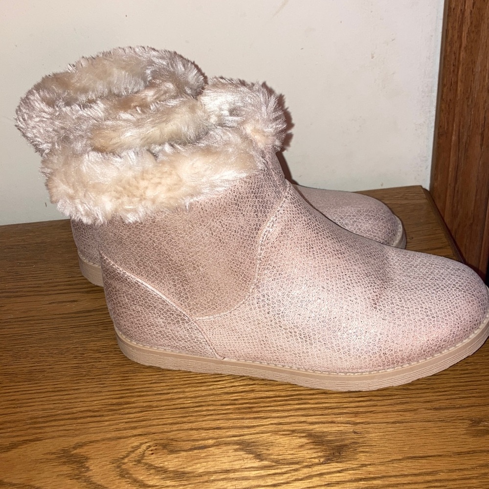 NWT Cat & Jack big girls rose gold boots size 4